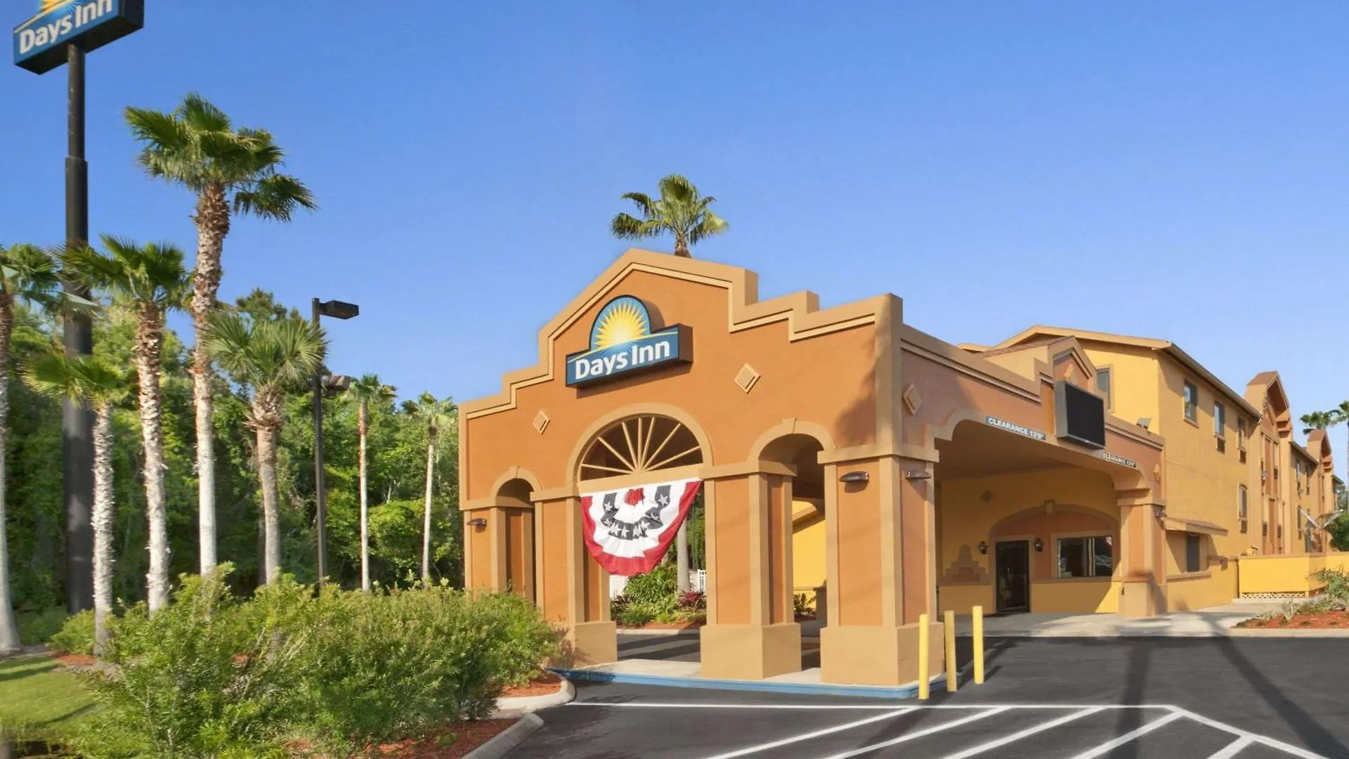 4 Resort-Style Hotels Close to Stockton Park, Jacksonville